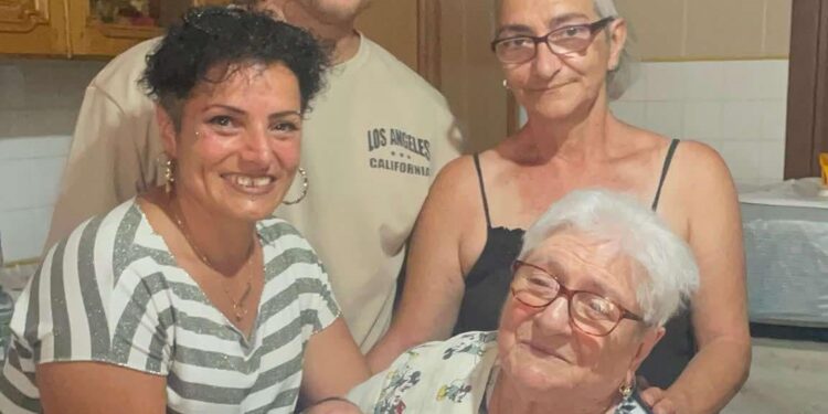 Polla, terra di cinque generazioni. Anche Angela si gode l’abbraccio alla trisavola