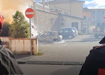 Prima le esplosioni e poi il rogo: auto in fiamme a Sant’Arsenio
