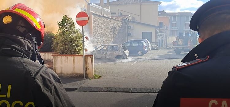 Prima le esplosioni e poi il rogo: auto in fiamme a Sant’Arsenio