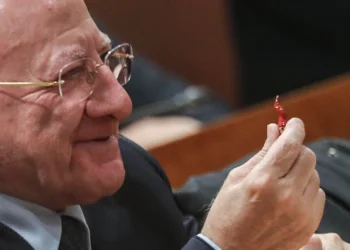 Terzo mandato: il consiglio regionale vota la legge che consente a De Luca la terza candidatura