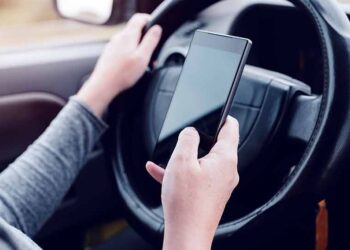 Alla guida con il cellulare in mano: la Polizia di Stato contesta 187 violazioni