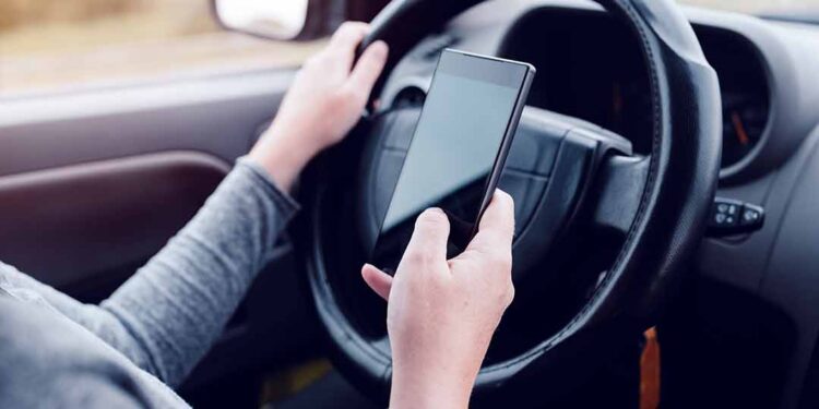 Alla guida con il cellulare in mano: la Polizia di Stato contesta 187 violazioni