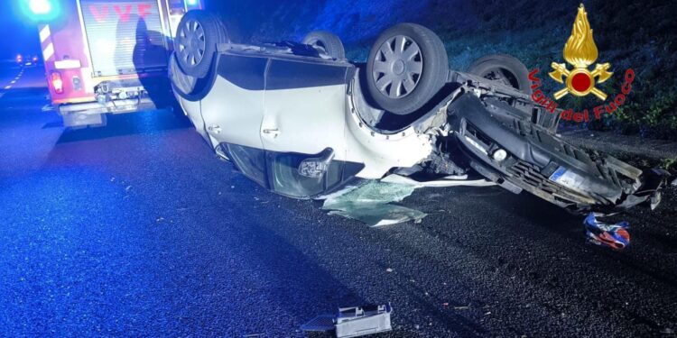 Auto si ribalta sull’A30, muore un uomo di 42 anni