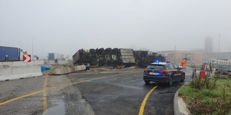 Sbatte contro un cantiere stradale, camionista di Eboli muore a Ferrara