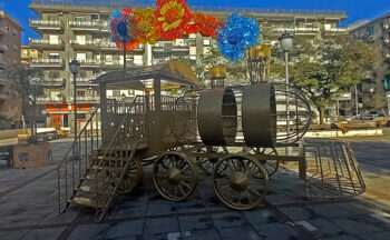 Atto vandalico a Salerno: danneggiata la locomotiva di luci d’artista con frasi fasciste e omofobe