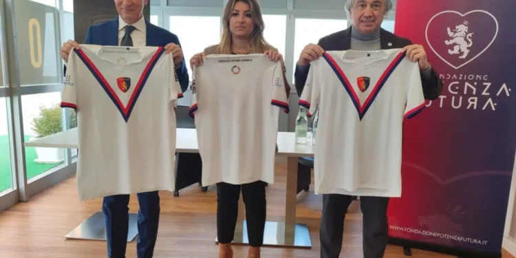 Potenza: una maglia vintage in plastica riciclata celebra la città e la sua squadra