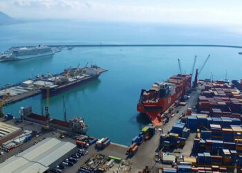 Porto di Salerno: scoperti otto migranti nascosti in un container