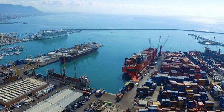 Porto di Salerno: scoperti otto migranti nascosti in un container