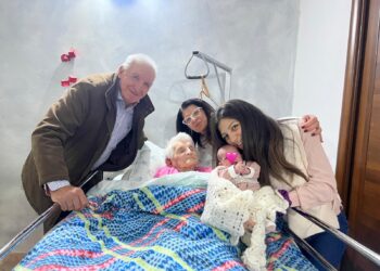 Cinque generazioni in una foto: dalla trisavola Antonia fino all’ultima arrivata Elisa