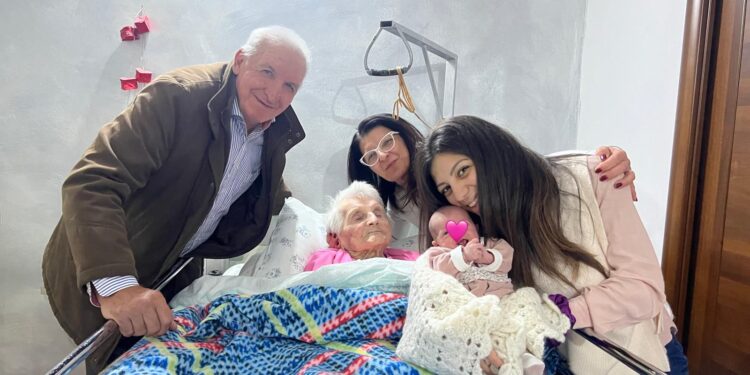 Cinque generazioni in una foto: dalla trisavola Antonia fino all’ultima arrivata Elisa
