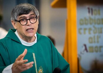 Da Caggiano e Sant’Arsenio, manifestazioni di solidarietà a don Patriciello, parroco di Caivano