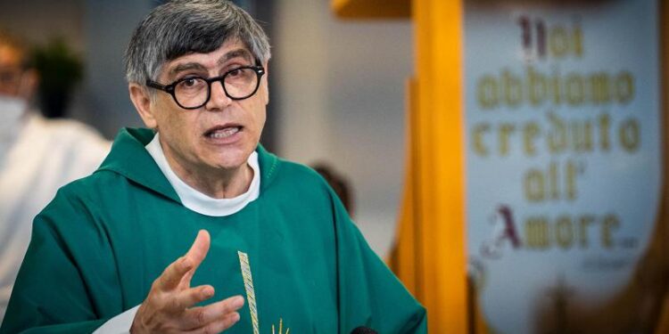 Da Caggiano e Sant’Arsenio, manifestazioni di solidarietà a don Patriciello, parroco di Caivano