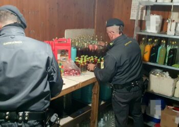 Sequestrati 1000 litri di alcolici: scoperto opificio clandestino ad Angri