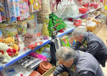 Oltre 11 mila prodotti natalizi irregolari sequestrati dalla Guardia di Finanza nel Cilento