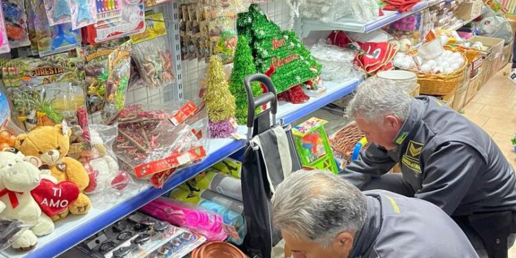 Oltre 11 mila prodotti natalizi irregolari sequestrati dalla Guardia di Finanza nel Cilento