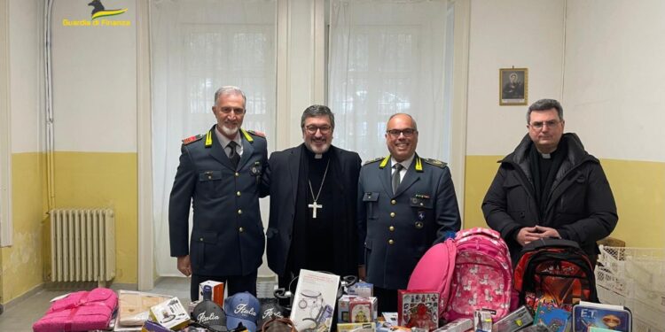 La Guardia di Finanza dona la merce sequestrata alla Caritas di Vallo della Lucania