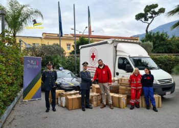 La Finanza di Salerno dona capi di abbigliamento sequestrati alla Croce Rossa