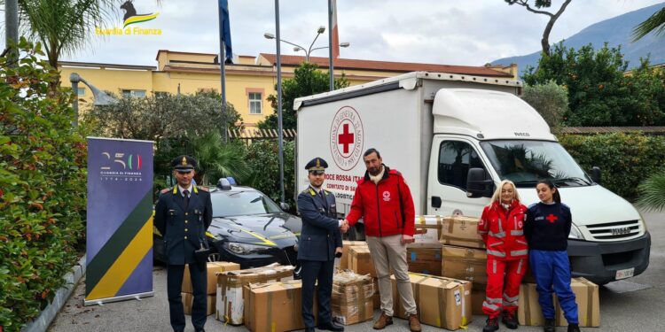 La Finanza di Salerno dona capi di abbigliamento sequestrati alla Croce Rossa