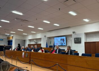 Progetto Sveva: i copricapo realizzati dalle migranti per le pazienti oncologiche elogiati dal presidente della Regione Campania, Vincenzo De Luca