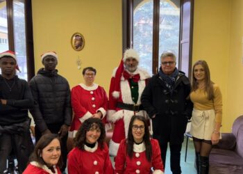 Un Natale di solidarietà con il Sentiero: dalla magia di Babbo Natale in Pediatria a Polla alla calda accoglienza nella residenza di Ottati