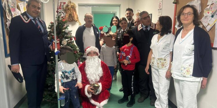 Un pensiero per i bimbi della pediatria di Polla: la visita dei Carabinieri di Sala Consilina e dell’ANC di Caggiano