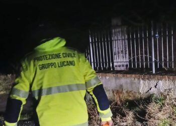 Dopo l’incidente di Montesano, la  Protezione Civile  sparge il sale sulla strada ghiacciata