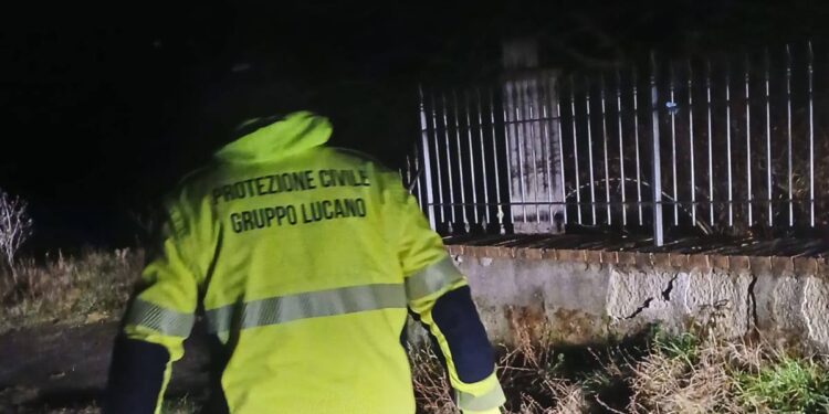 Dopo l’incidente di Montesano, la  Protezione Civile  sparge il sale sulla strada ghiacciata