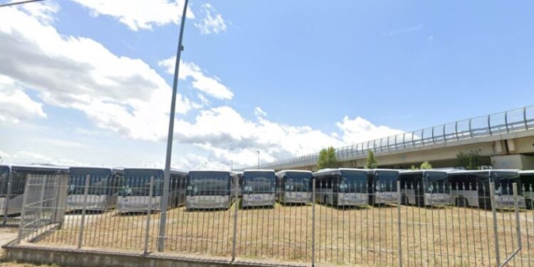 Una “flotta” di autobus lucani fermi a Sala Consilina. La Regione Basilicata: “Dovranno essere immatricolati entro la fine dell’anno”