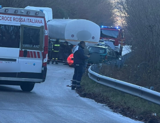 Incidente sulla strada ghiacciata a Tardiano: una donna investita mentre presta soccorso