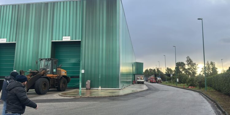 Incendio al deposito di Salerno Pulita: in corso le indagini