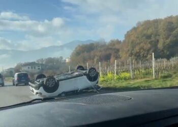 Incidente tra San Pietro al Tanagro e San Rufo. Auto ribaltata ma nessun ferito