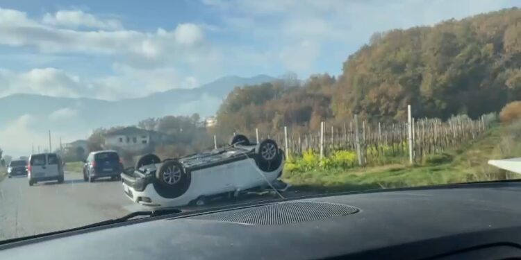 Incidente tra San Pietro al Tanagro e San Rufo. Auto ribaltata ma nessun ferito