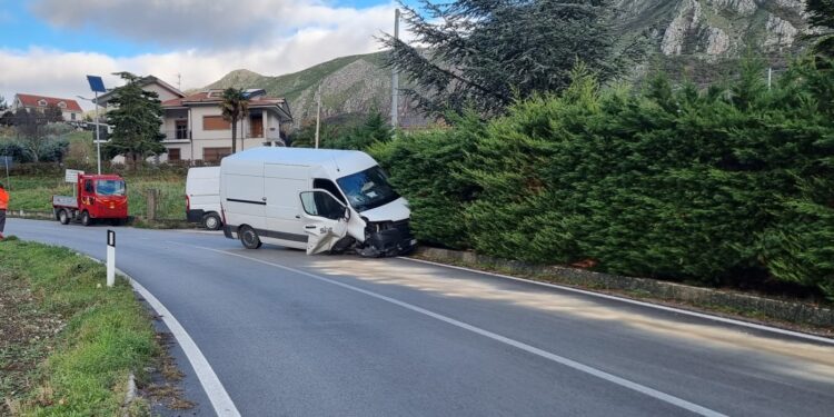 Furgone fuori strada a Caggiano: ferito l’autista