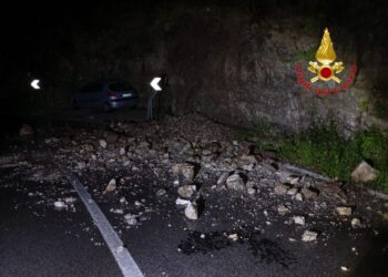 Frana tra Cetara e Vietri, chiuso un tratto della statale “Amalfitana”