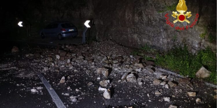 Frana tra Cetara e Vietri, chiuso un tratto della statale “Amalfitana”