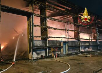 Incendio al deposito di Salerno Pulita: in corso le indagini