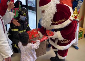 La magia del Natale in Pediatria: i Vigili del Fuoco di Potenza in aiuto a Babbo Natale