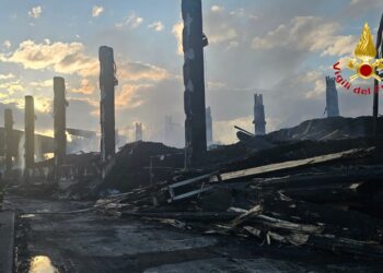 Incendio al deposito di Salerno Pulita. I Vigili del Fuoco continuano le operazioni di messa in sicurezza dell’area