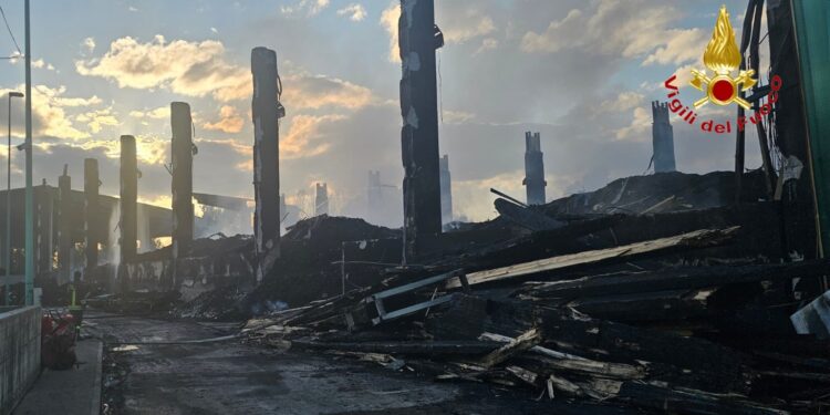 Incendio al deposito di Salerno Pulita. I Vigili del Fuoco continuano le operazioni di messa in sicurezza dell’area