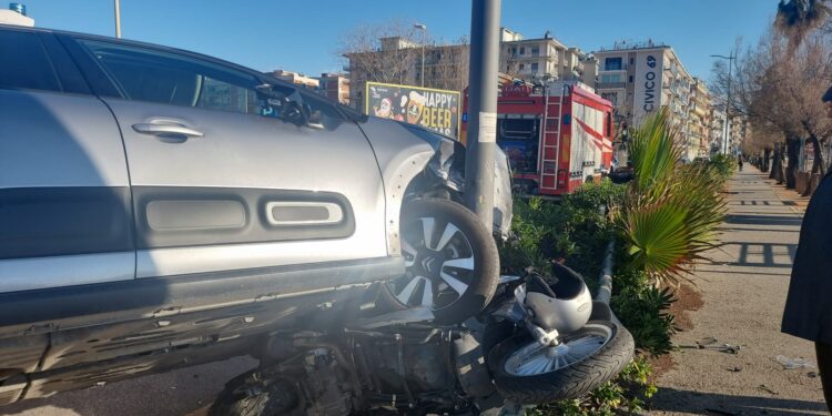 Scontro tra auto e scooter sul lungomare Marconi a Salerno