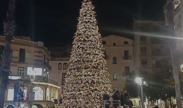 A Salerno l’Albero in Piazza Portanova non si accende e De Luca si arrabbia
