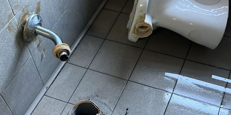 Atti vandalici nei bagni del “Sacco” di Sant’Arsenio. Immediati provvedimenti della Scuola