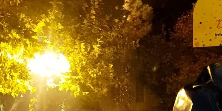 Battipaglia, accendono petardi in piazza e provocano un incendio
