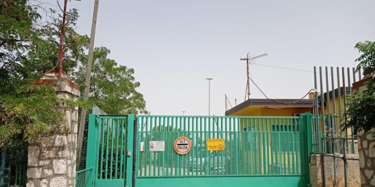 Perquisizione nel carcere di Matera: sequestrati sette cellulari e coltelli a serramanico