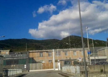 Momenti di tensione al carcere di Salerno: poliziotto aggredito con calci e pugni da un detenuto