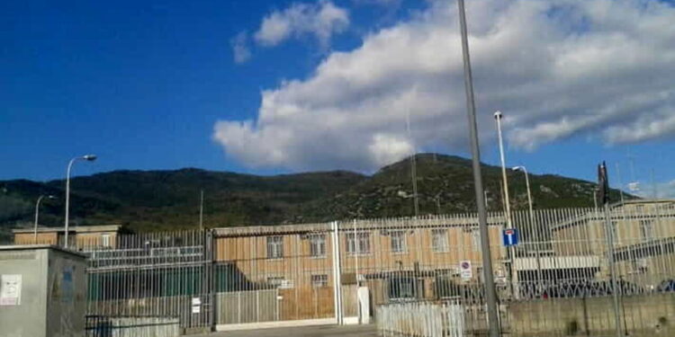 Momenti di tensione al carcere di Salerno: poliziotto aggredito con calci e pugni da un detenuto