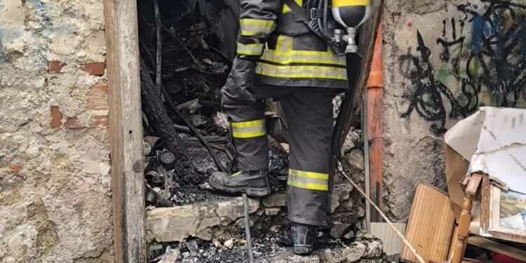 Brucia una casa a Giffoni Valle Piana, salvata una persona dalle fiamme