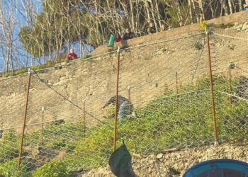 Si sporge da un muretto e cade in un terrapieno: paura a Salerno per un’80enne