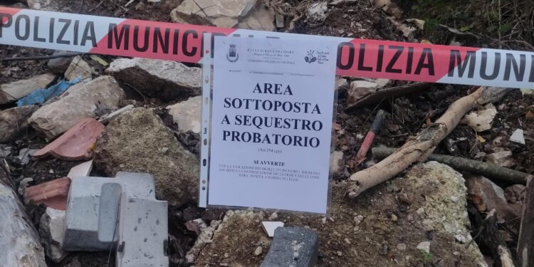 Sequestrata discarica abusiva a Roccadaspide: trovati scarti edili e rifiuti di plastica