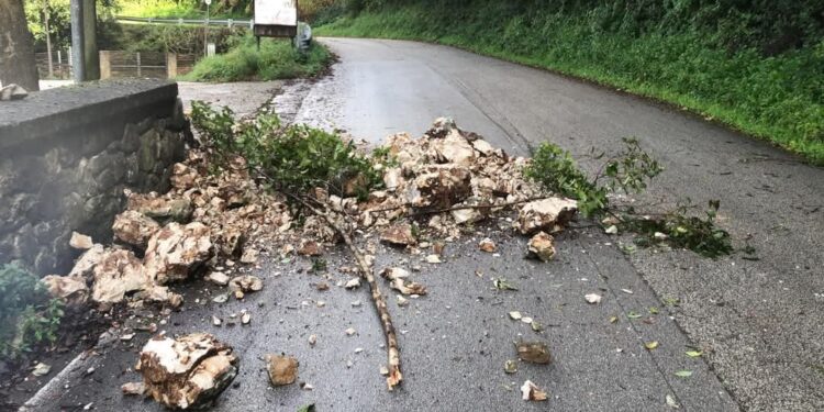 Frana lungo la strada tra Controne e Castelcivita